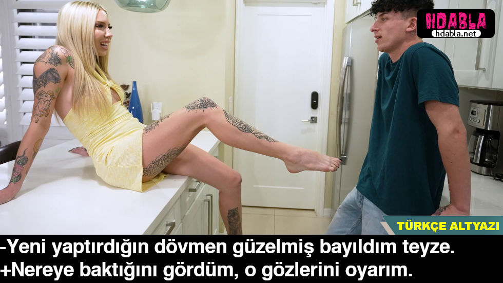 Yollu Teyzemin dövmelerine bakarken gözüm amcığına kaydı Yollu Teyzemin dövmelerine bakarken gözüm amcığına kaydı